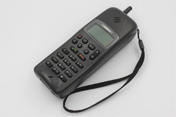 Cuál es el primer móvil Nokia con GSM?